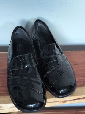 Clarks Women's Black Croc-Embossed Slip-On 7 Loafers